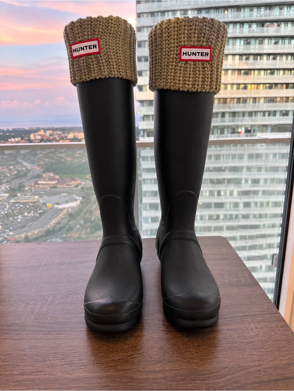 Hunter Original Tall Black Rain Boots Size 8 + Knit Boot Socks